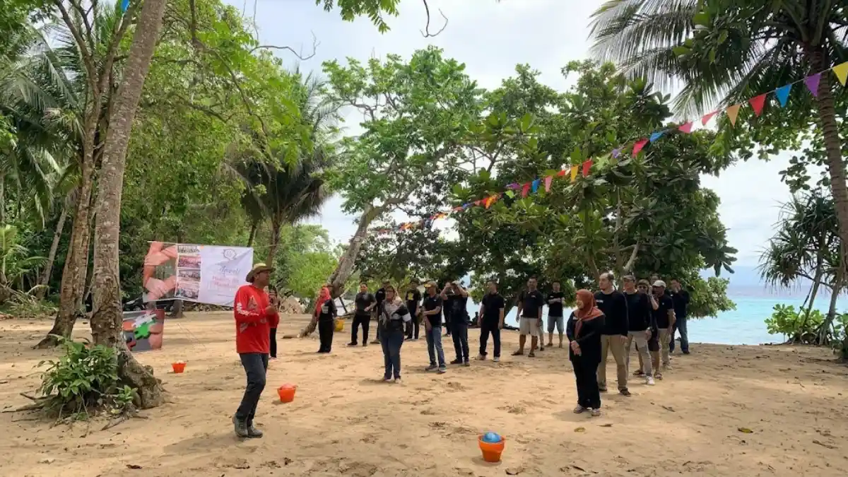 Ekspresi Tim Kantor Saat Mengikuti Outbound Sunrise di Pantai